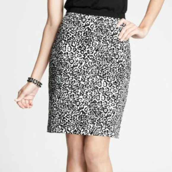 Ann Taylor Dresses & Skirts - Ann Taylor EUC pencil skirt sz 10 black & white